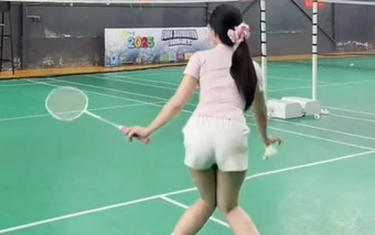 Hot girl gây tranh cãi với động tác gợi cảm trên sân cầu lông và chiêu trò câu view