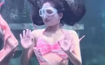 Hot girl tiên cá xử lý tình huống trước khán giả thiếu lịch sự như SGK