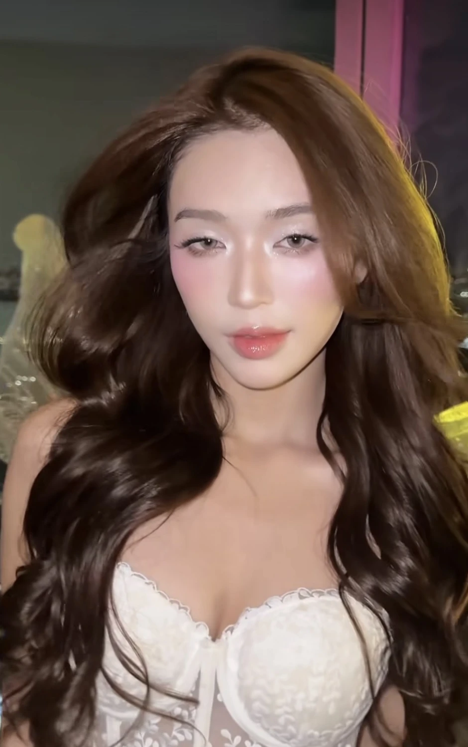 Hot girl tung clip "hack não" người xem về diện mạo, khẳng định 90% viewer tưởng AI