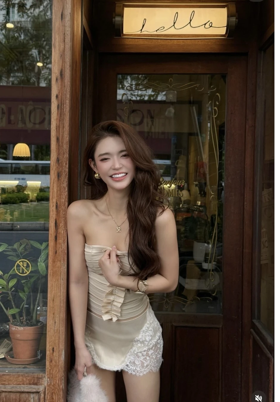Hot girl tung clip "hack não" người xem về diện mạo, khẳng định 90% viewer tưởng AI
