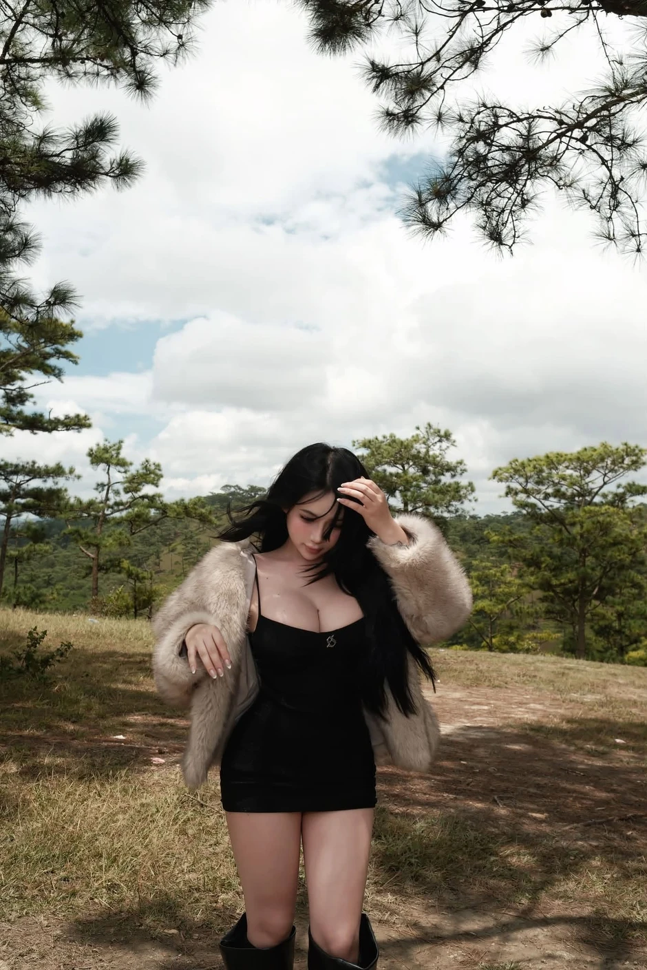 Hot girl Vy Vy biến hóa phong cách trong bộ ảnh Đà Lạt Hot girl Vy Vy khoe vóc dáng với trang phục ôm sát tại Đà Lạt