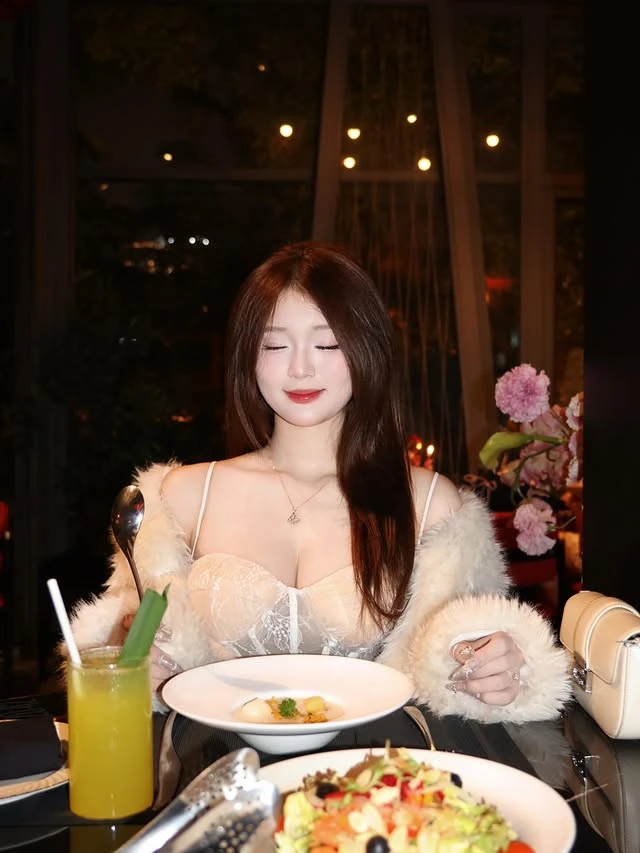 Hót-gơ "mời" fan đi ăn tối, món chính chưa thấy đâu đã khiến người xem phải... "nuốt nước miếng" Hót-gơ "mời" fan đi ăn tối, món chính chưa thấy đâu đã khiến người xem phải... "nuốt nước miếng"