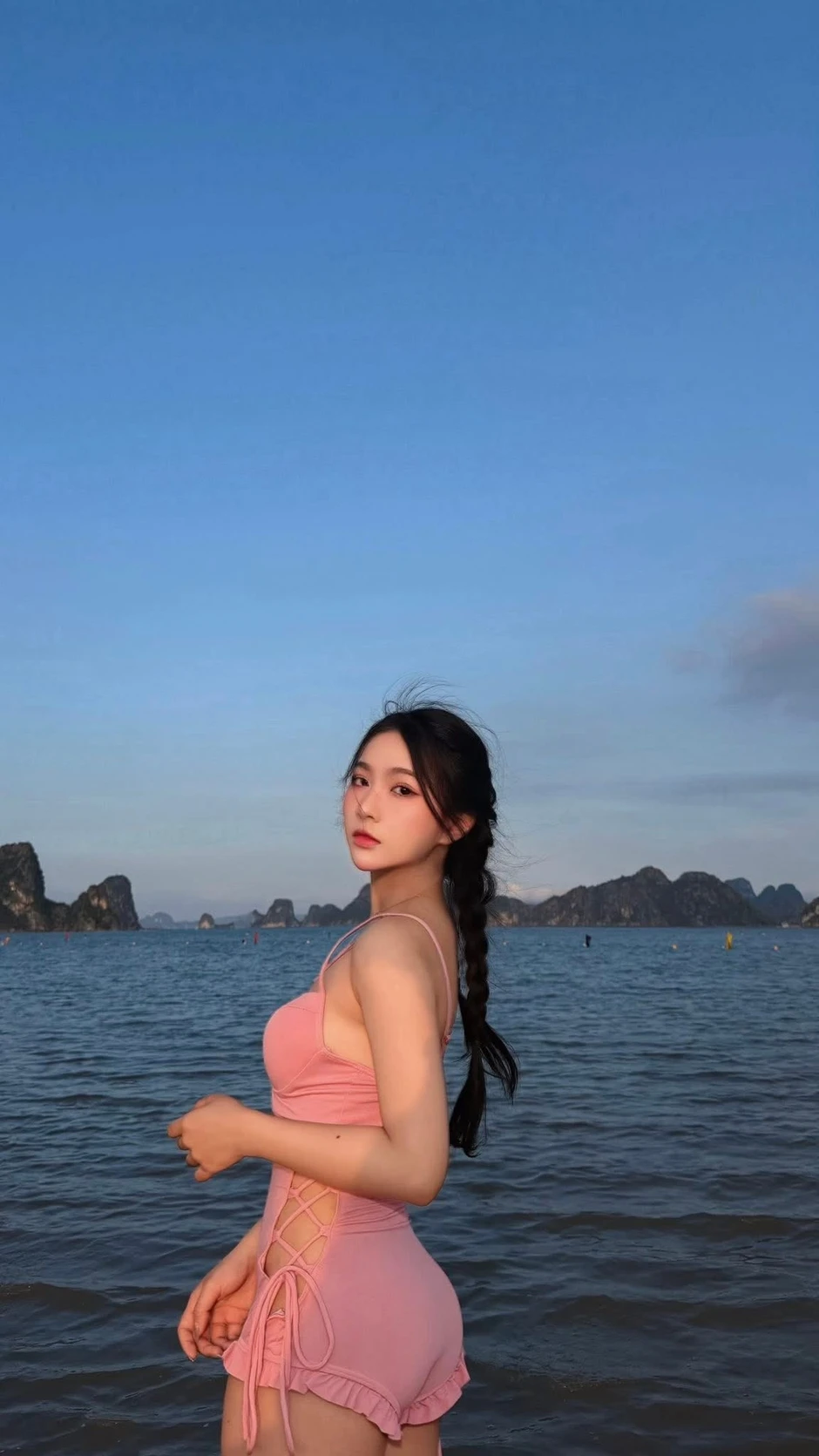 Hotgirl bóng đá vừa tung ảnh "xuống nước", 500 anh em tràn vào thả tim vì quá hài lòng!