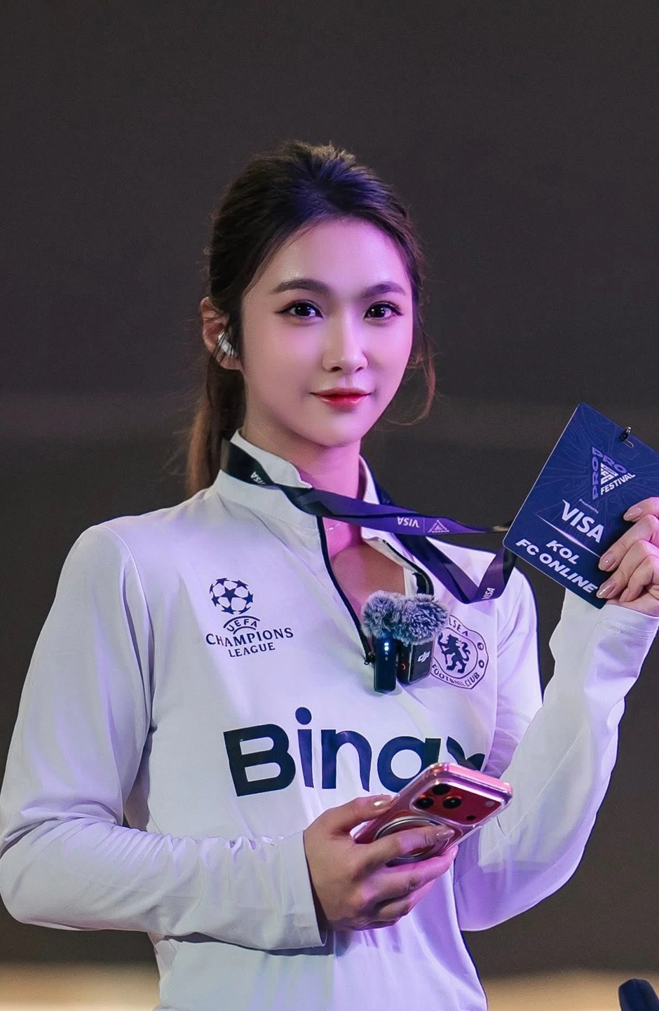 Hotgirl bóng đá vừa tung ảnh "xuống nước", 500 anh em tràn vào thả tim vì quá hài lòng!