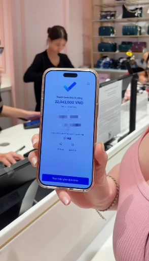 Khẳng định "shopping không cần nhìn giá", hot girl khiến CĐM dấy lên ý kiến trái chiều