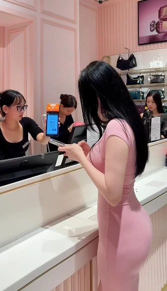 Khẳng định "shopping không cần nhìn giá", hot girl khiến CĐM dấy lên ý kiến trái chiều