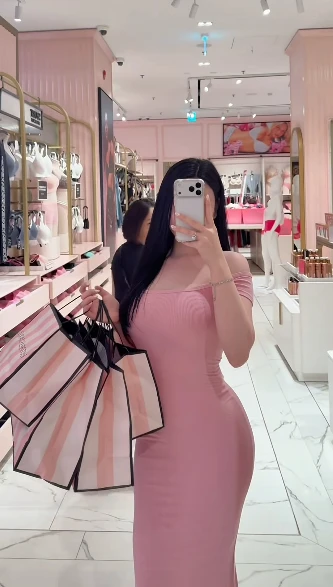 Khẳng định "shopping không cần nhìn giá", hot girl khiến CĐM dấy lên ý kiến trái chiều