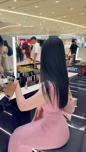 Khẳng định "shopping không cần nhìn giá", hot girl khiến CĐM dấy lên ý kiến trái chiều
