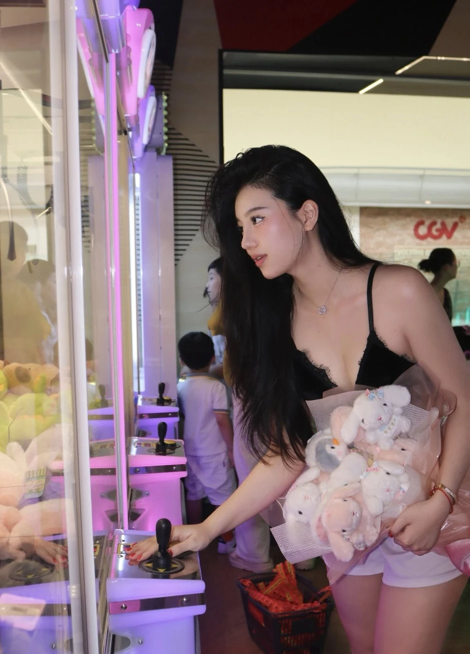Khoảnh khắc "gắp thú bông" của hot girl xinh đẹp khiến người xem phải thốt lên "tuyệt đối điện ảnh"