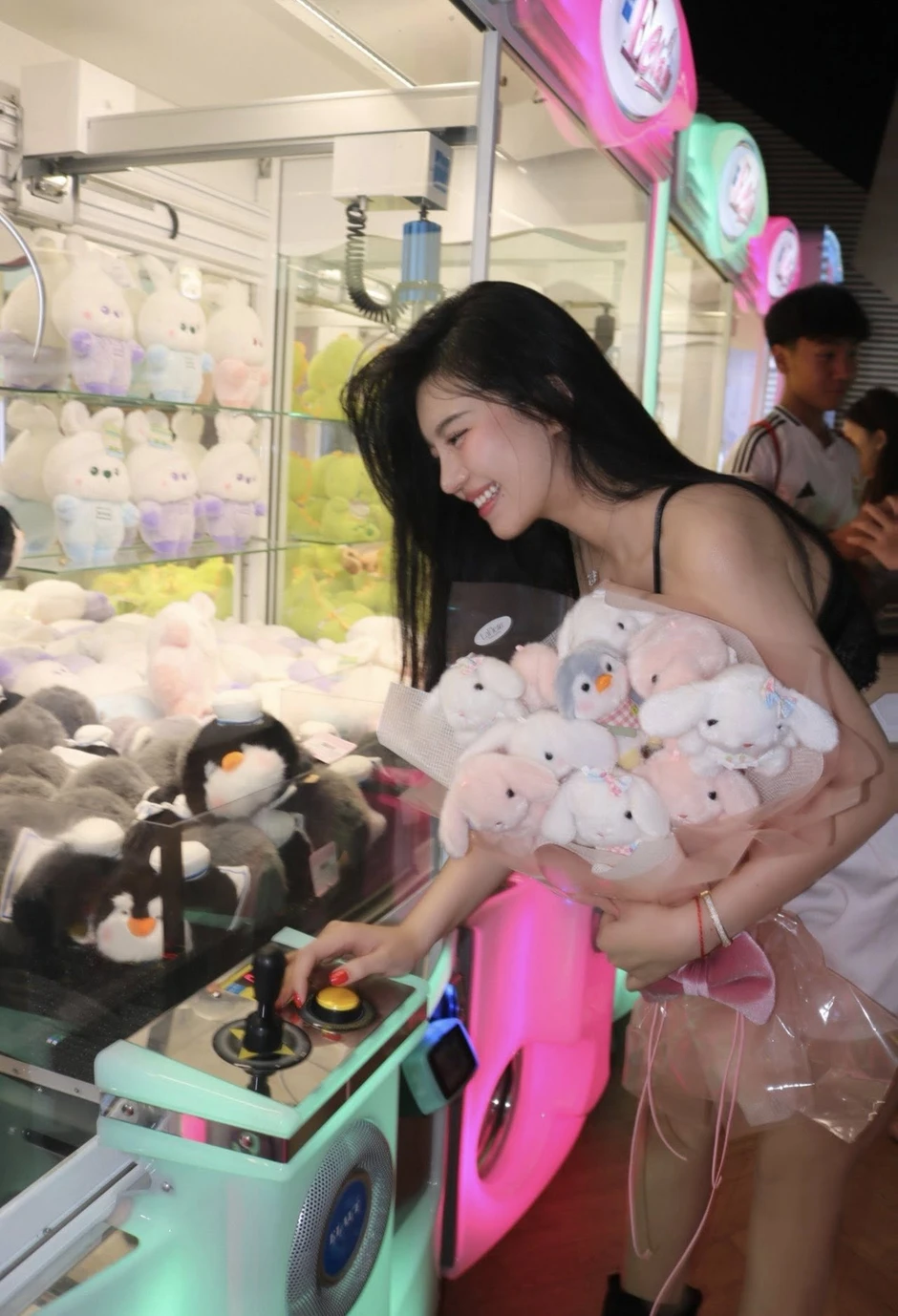 Khoảnh khắc "gắp thú bông" của hot girl xinh đẹp khiến người xem phải thốt lên "tuyệt đối điện ảnh"