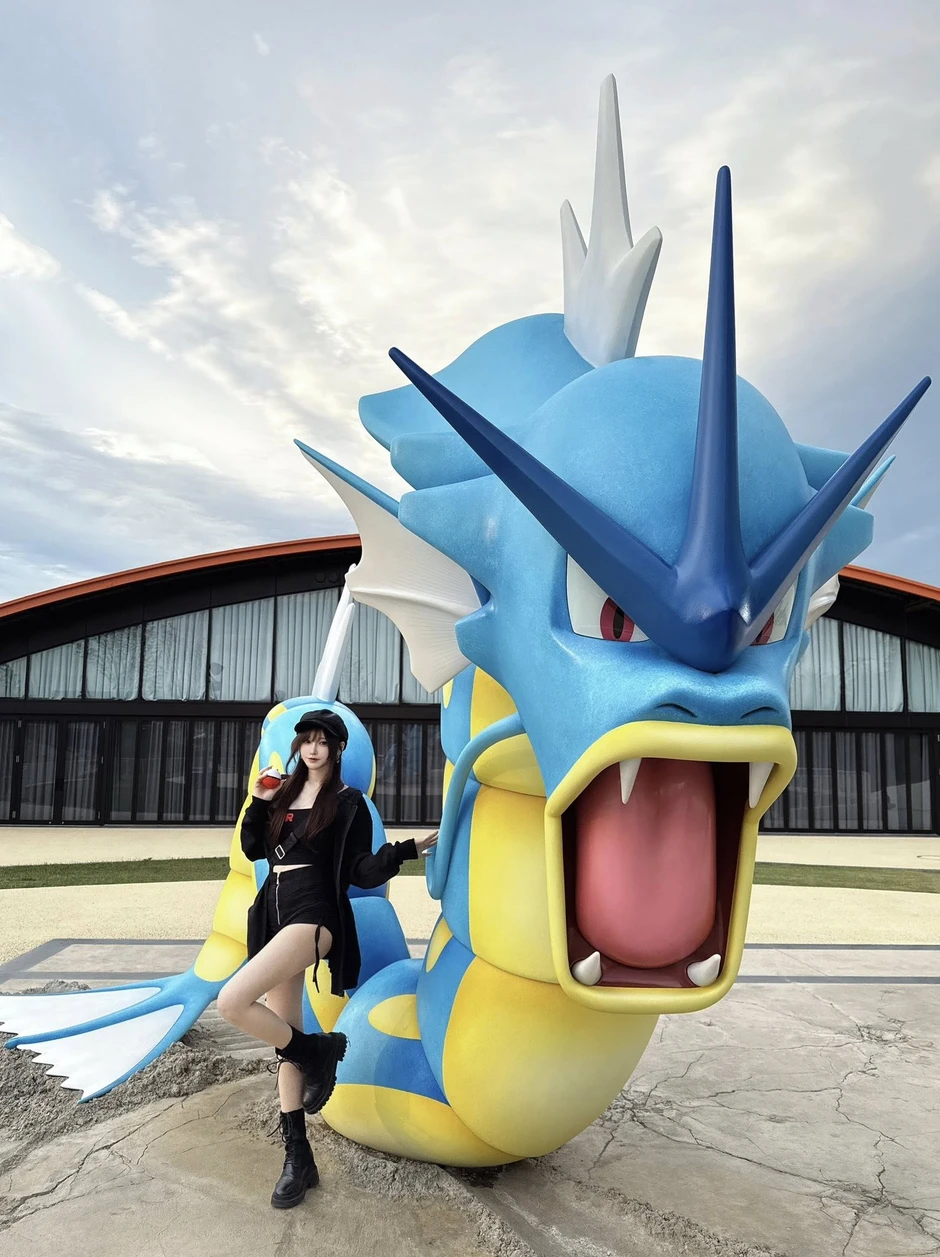 Khoảnh khắc vui sướng của hot girl xinh đẹp, khi được tận tay sở hữu bộ bài Pokémon mới toanh, nói lên nỗi lòng của anh em game thủ