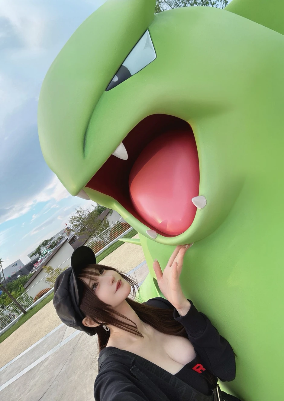 Khoảnh khắc vui sướng của hot girl xinh đẹp, khi được tận tay sở hữu bộ bài Pokémon mới toanh, nói lên nỗi lòng của anh em game thủ