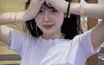Khoe eo thon đốn tim, gái xinh có màn tương tác fan nam khiến người xem vừa yêu vừa buồn cười