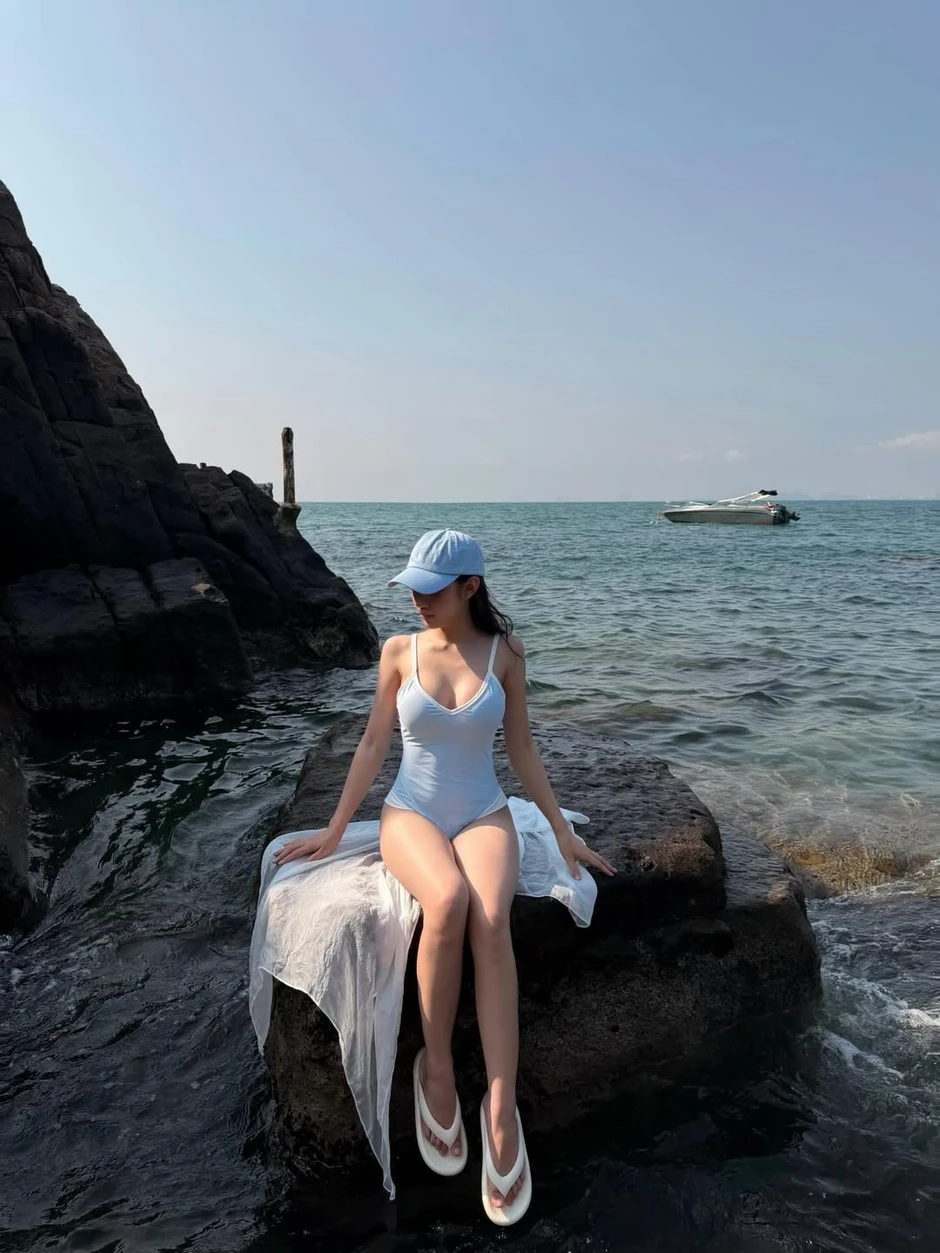 Không cần caption, nữ TikToker này vẫn khiến fan "ngây ngất" với bộ ảnh "chào hè" mới