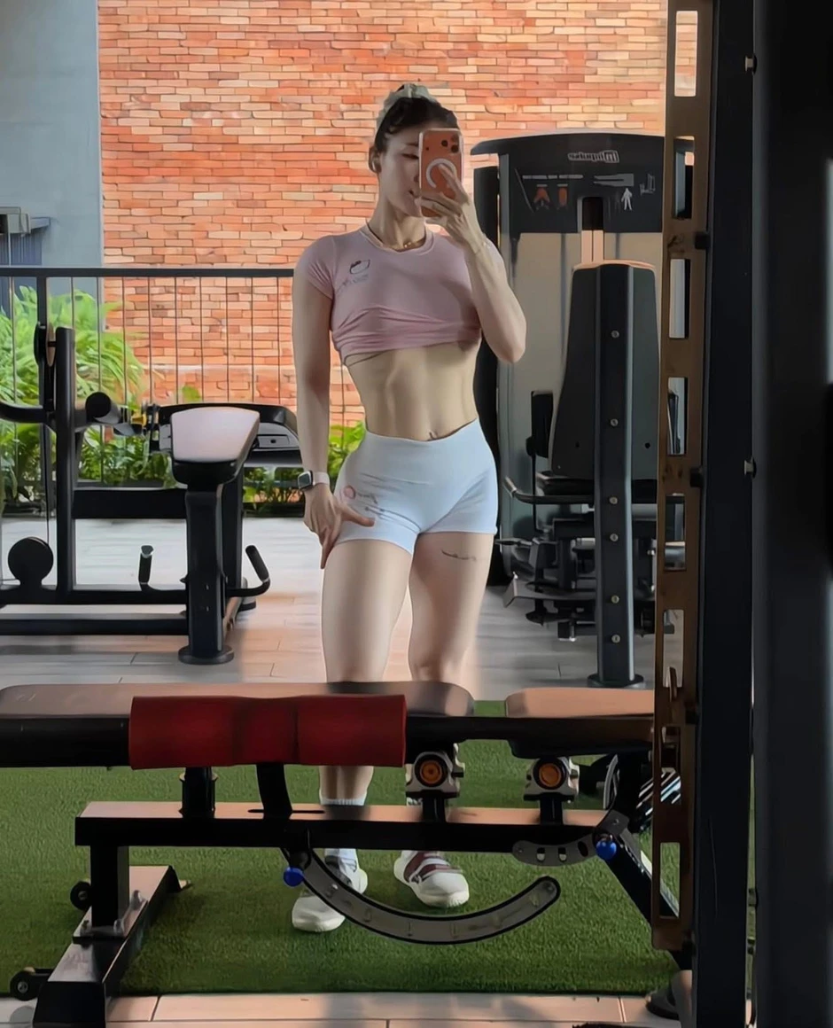 Không chỉ có vẻ ngoài nóng bỏng, nữ gymer hot nhất hiện nay hé lộ là một "chiến thần" game thực thụ!