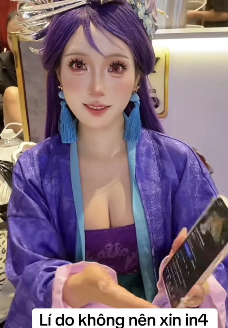 Không ngại lộ khuyết điểm, nữ Coser công khai mặt mộc trước khi trang điểm, kết quả sau cùng mới là thứ khiến dân mạng "bùng nổ" Không ngại lộ khuyết điểm, nữ Coser công khai mặt mộc trước khi trang điểm, kết quả sau cùng mới là thứ khiến dân mạng "bùng nổ"
