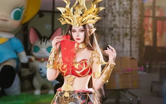 Không thể rời mắt với màn cosplay Mỹ Đỗ Toa Nữ Vương đẹp đến nghẹt thở