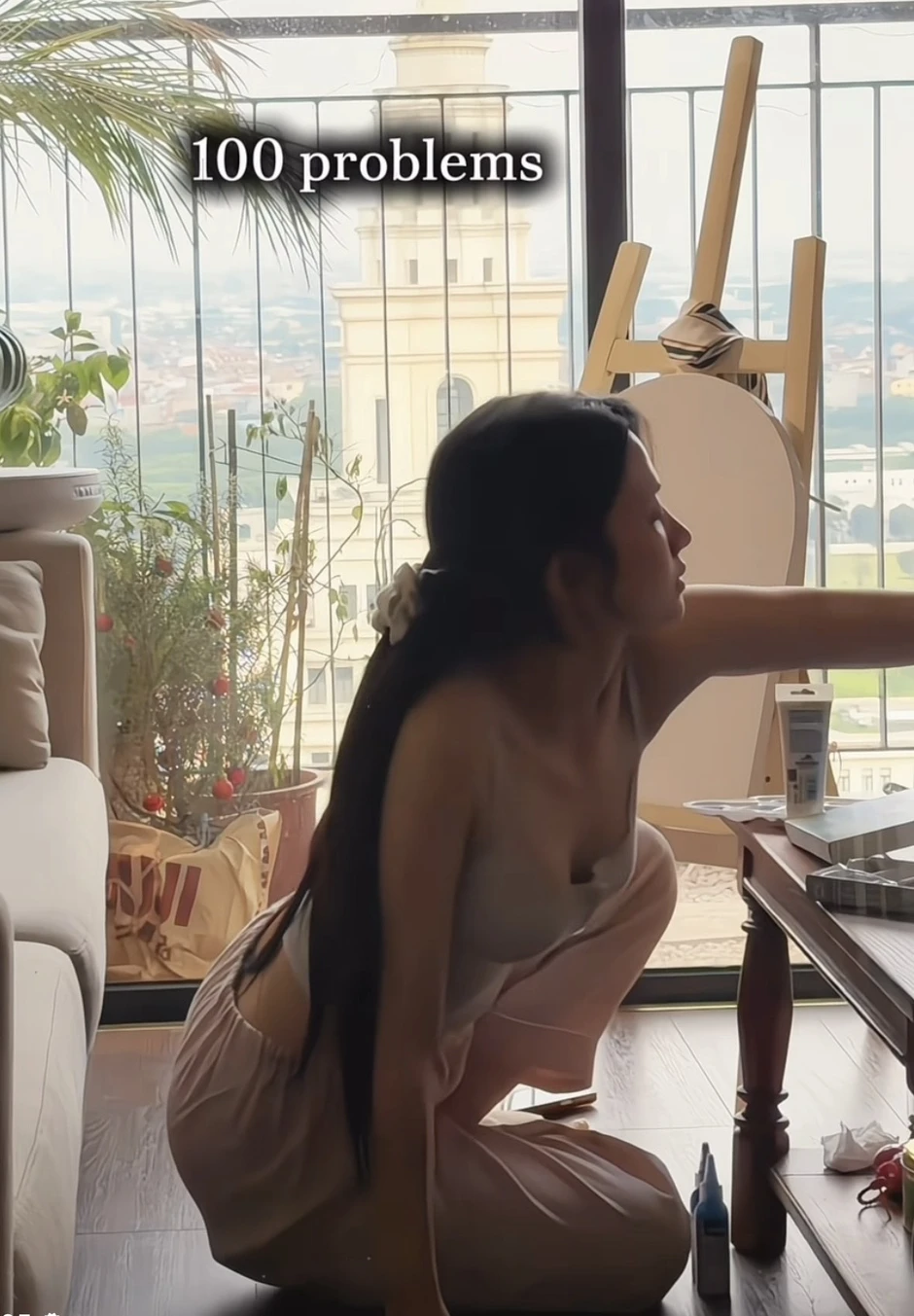 Lê Bống khoe "vibe" nghệ sĩ khi vẽ tranh xả stress