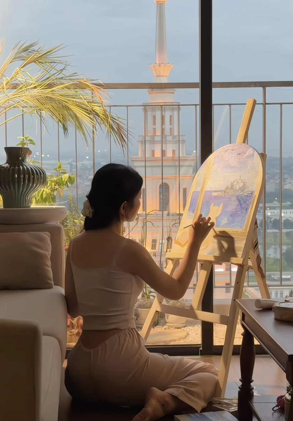Lê Bống khoe "vibe" nghệ sĩ khi vẽ tranh xả stress