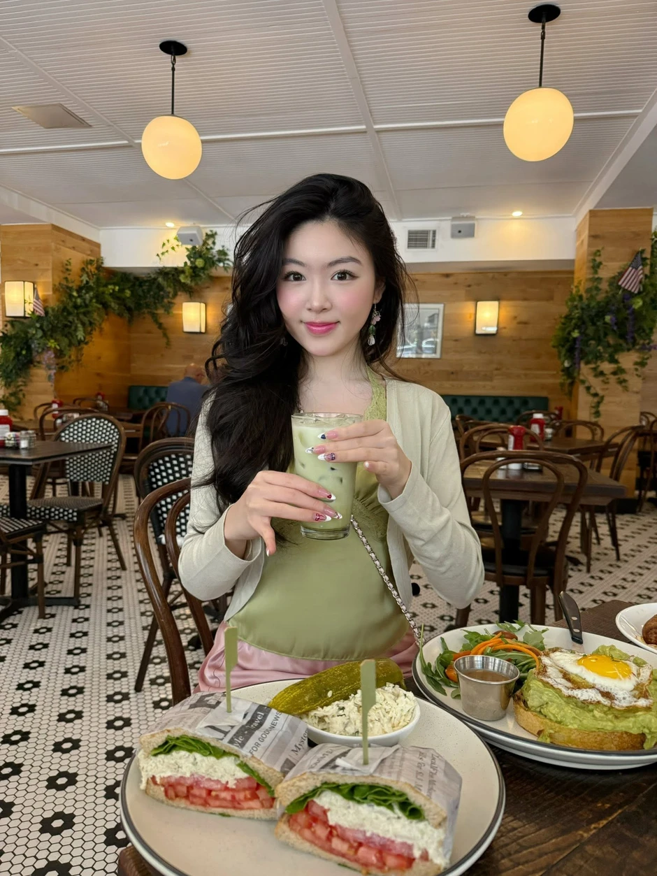 Lọ Lem khoe sắc giữa trời Tây, CĐM ngắm nhìn mà mê mẩn, đua nhau "xin vía" Lọ Lem khoe sắc giữa trời Tây, CĐM ngắm nhìn mà mê mẩn, đua nhau "xin vía"