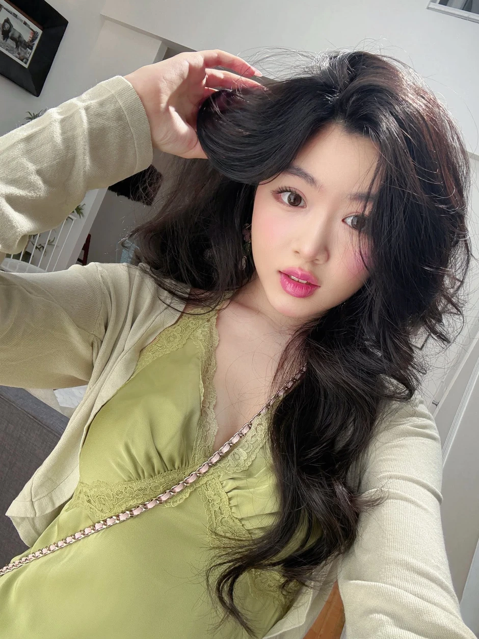 Lọ Lem khoe sắc giữa trời Tây, CĐM ngắm nhìn mà mê mẩn, đua nhau "xin vía" Lọ Lem khoe sắc giữa trời Tây, CĐM ngắm nhìn mà mê mẩn, đua nhau "xin vía"