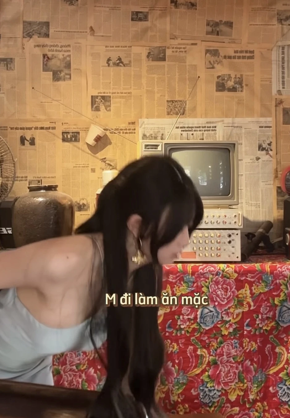 Mặc đồ lộng lẫy quét sân, bưng trà, nữ nhân viên quán nước khiến anh em nhấn nút "replay" liệt phím