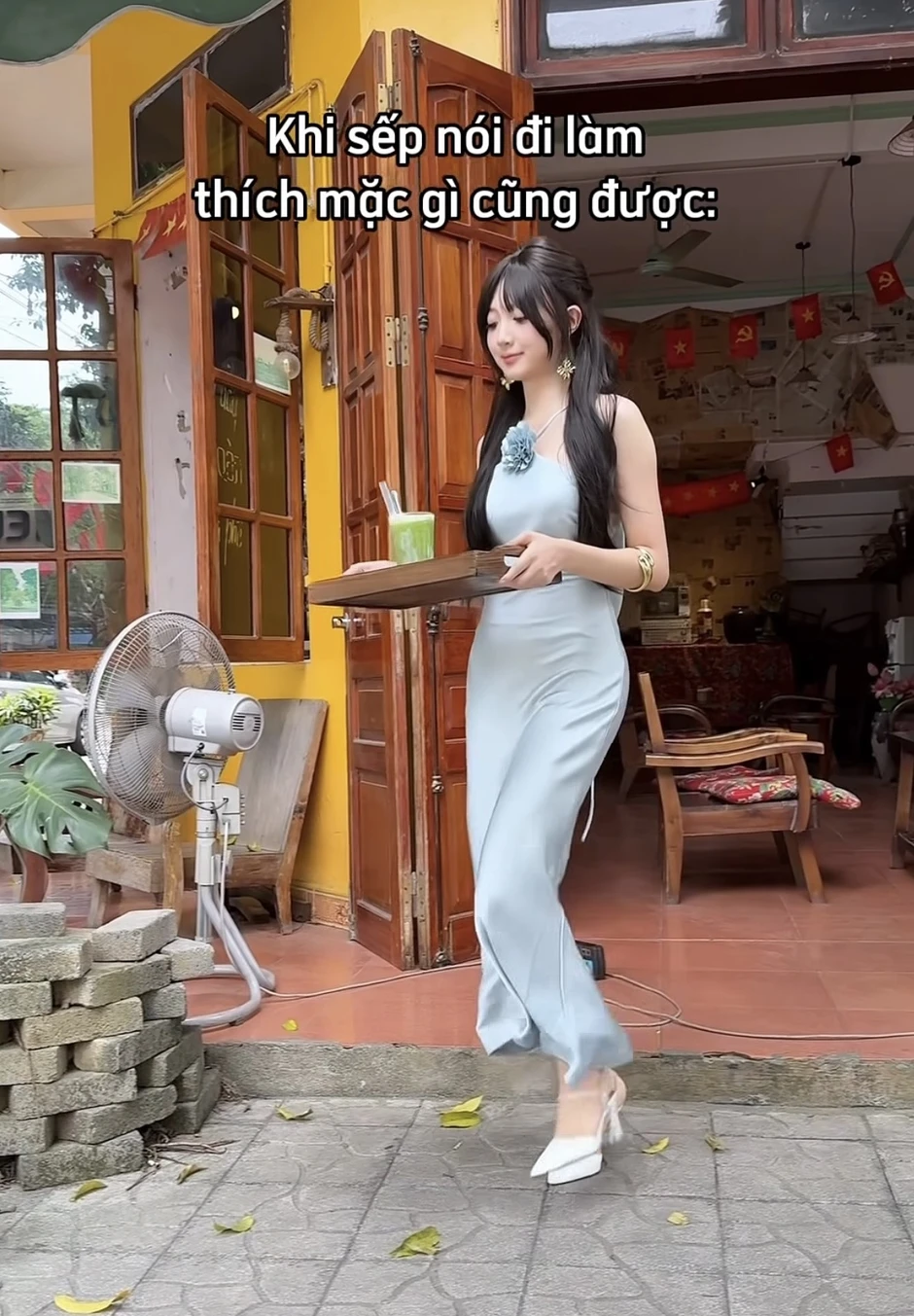 Mặc đồ lộng lẫy quét sân, bưng trà, nữ nhân viên quán nước khiến anh em nhấn nút "replay" liệt phím