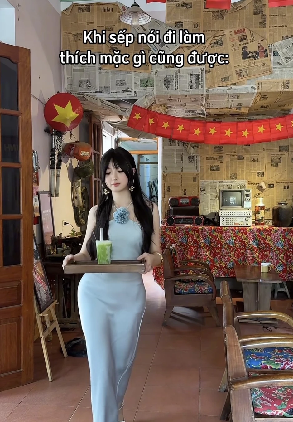 Mặc đồ lộng lẫy quét sân, bưng trà, nữ nhân viên quán nước khiến anh em nhấn nút "replay" liệt phím
