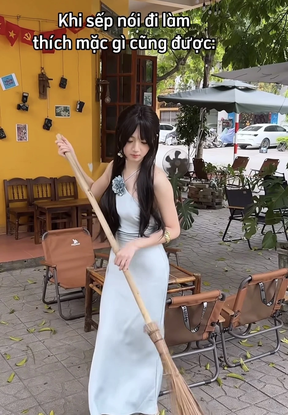 Mặc đồ lộng lẫy quét sân, bưng trà, nữ nhân viên quán nước khiến anh em nhấn nút "replay" liệt phím