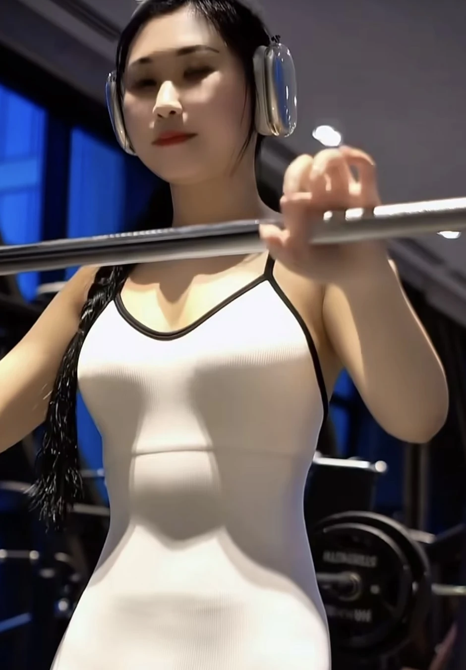 Mặc đồ thư ký nhưng body lại là "dân chuyên gym", màn khoe dáng đỉnh cao xao nhãng mọi ánh nhìn