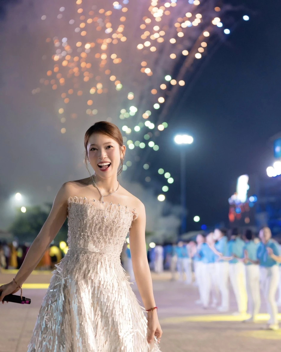 MC Khánh Vy ngày càng thăng hạng nhan sắc, ngẫu hứng "bắt cam thường" cũng đủ khiến người xem si mê