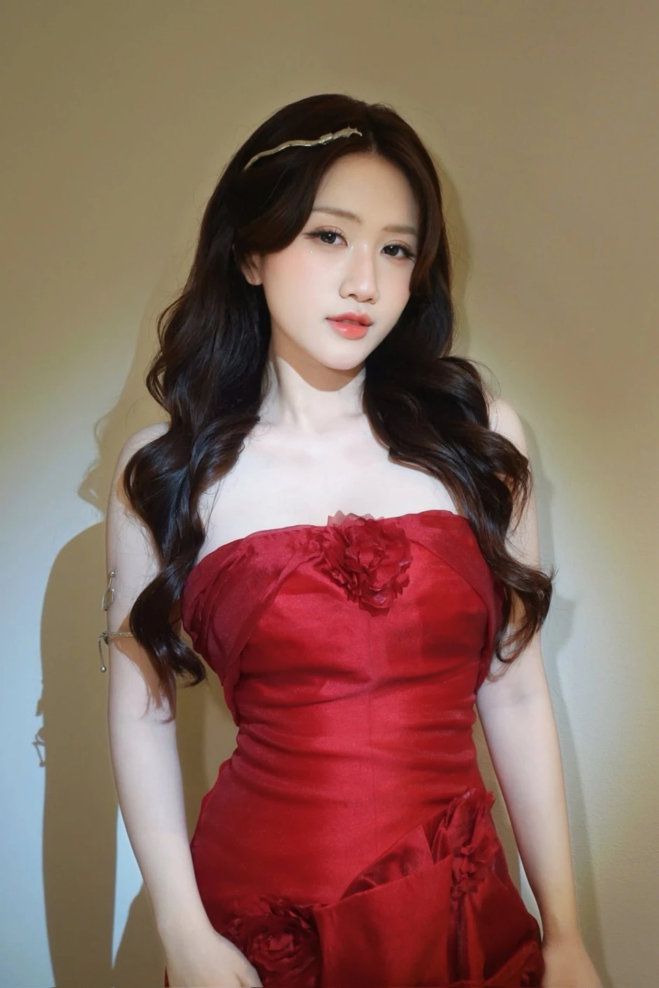MC Linh Nắng khiến cộng đồng "bùng nổ" MC Linh Nắng khiến cộng đồng "bùng nổ"
