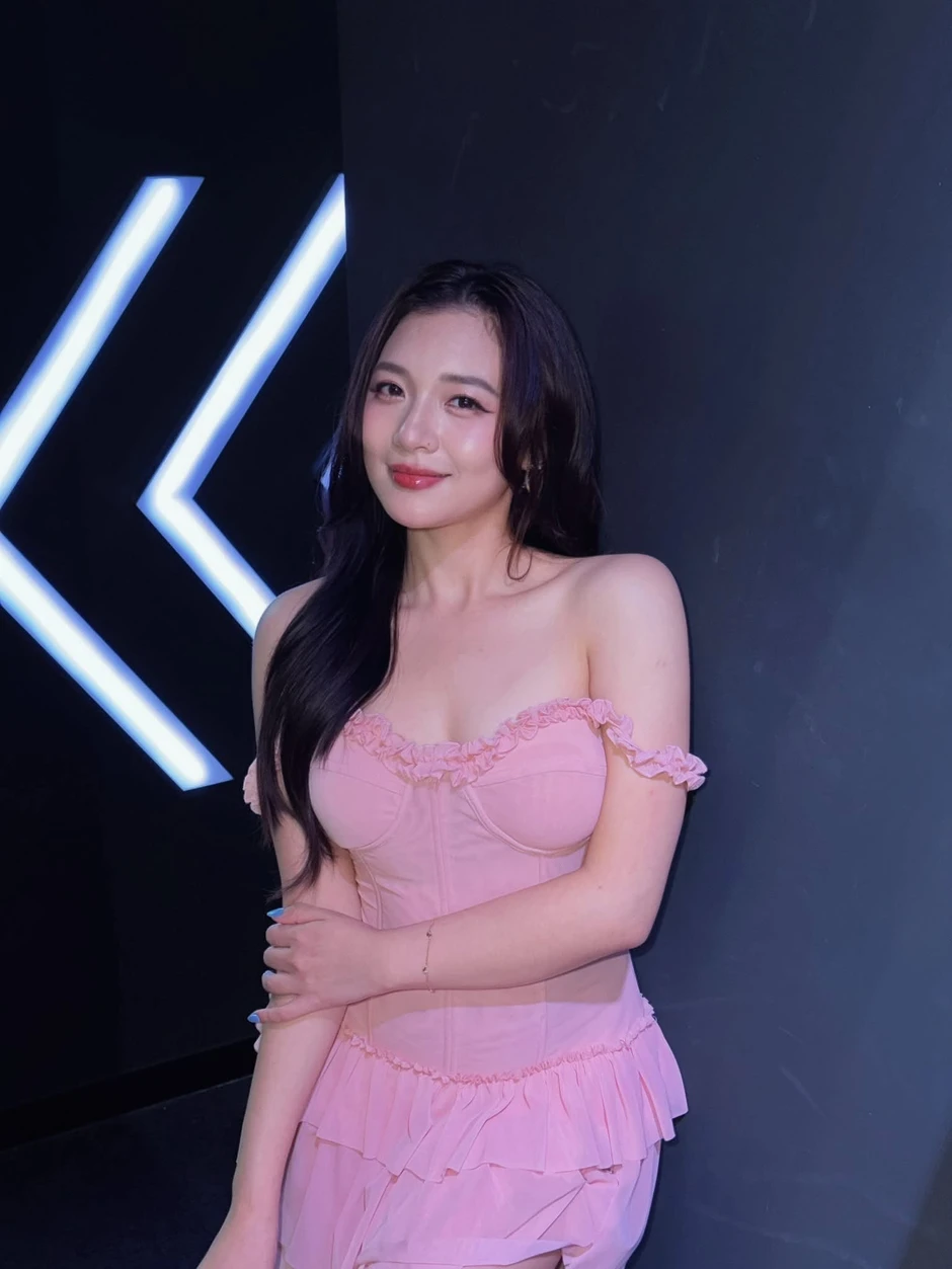 MC Phương Thảo gây sốt với layout "dịu kha", quyến rũ hờ hững MC Phương Thảo gây sốt với layout "dịu kha", quyến rũ hờ hững