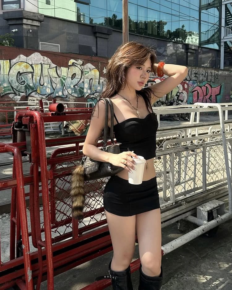 Nắng nóng Hà Nội chạm đỉnh, cô gái vẫn "liều mình" phơi nắng chụp ảnh