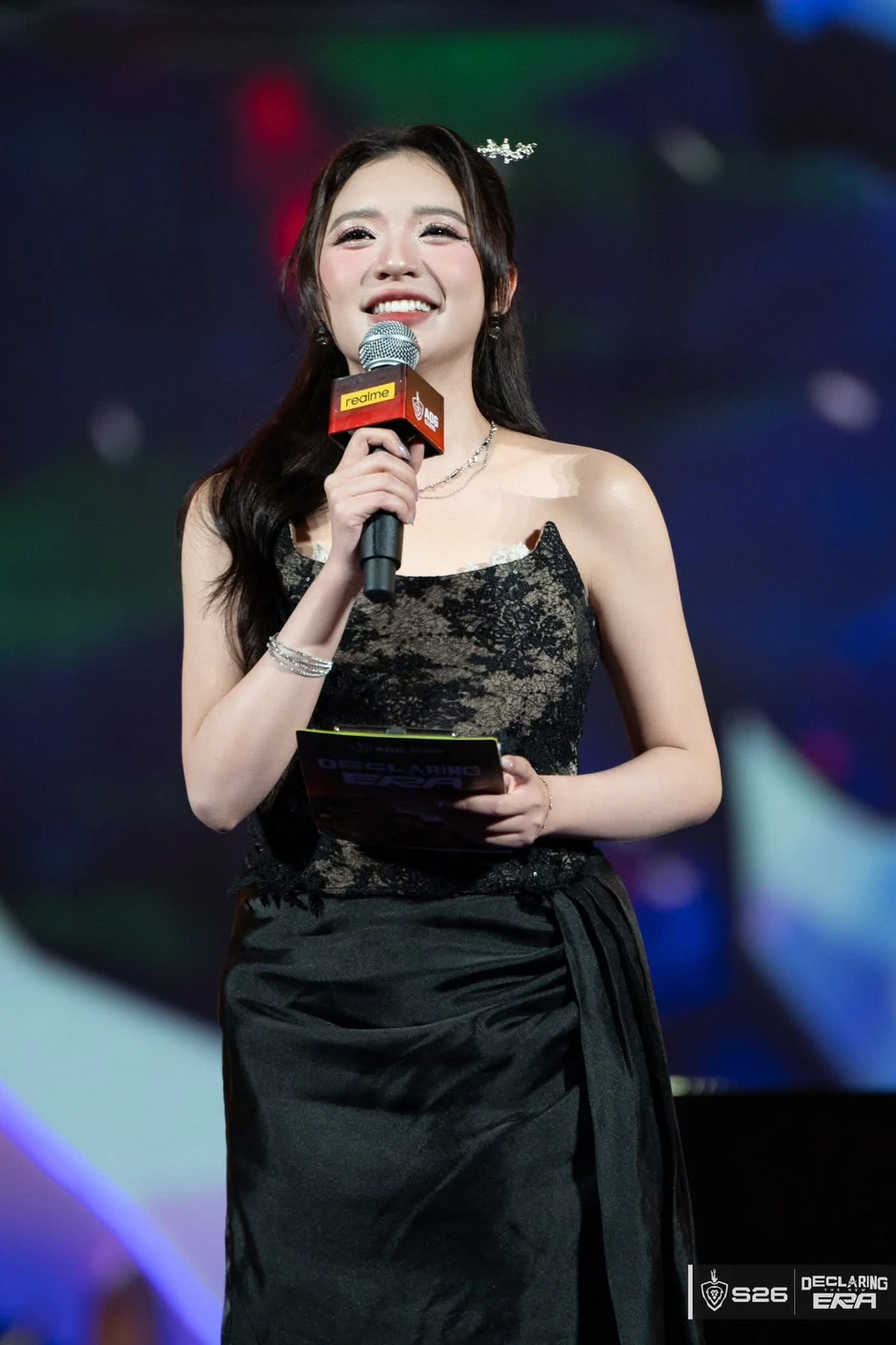 Nén cơn sốt 39 độ, MC Phương Thảo vẫn cực xinh