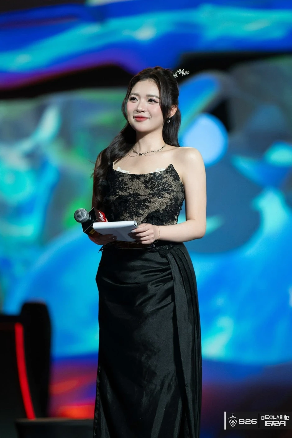 Nén cơn sốt 39 độ, MC Phương Thảo vẫn cực xinh