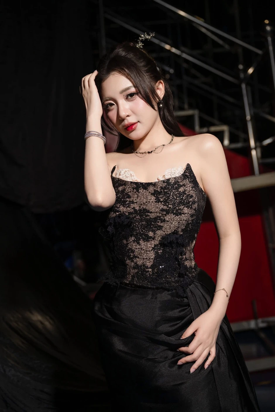 Nén cơn sốt 39 độ, MC Phương Thảo vẫn cực xinh