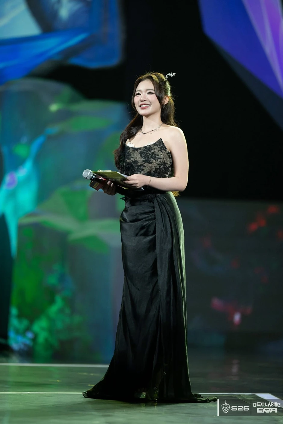 Nén cơn sốt 39 độ, MC Phương Thảo vẫn cực xinh