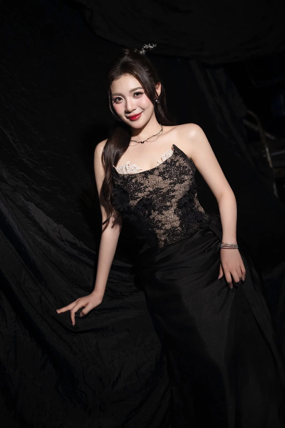 Nén cơn sốt 39 độ, MC Phương Thảo vẫn cực xinh