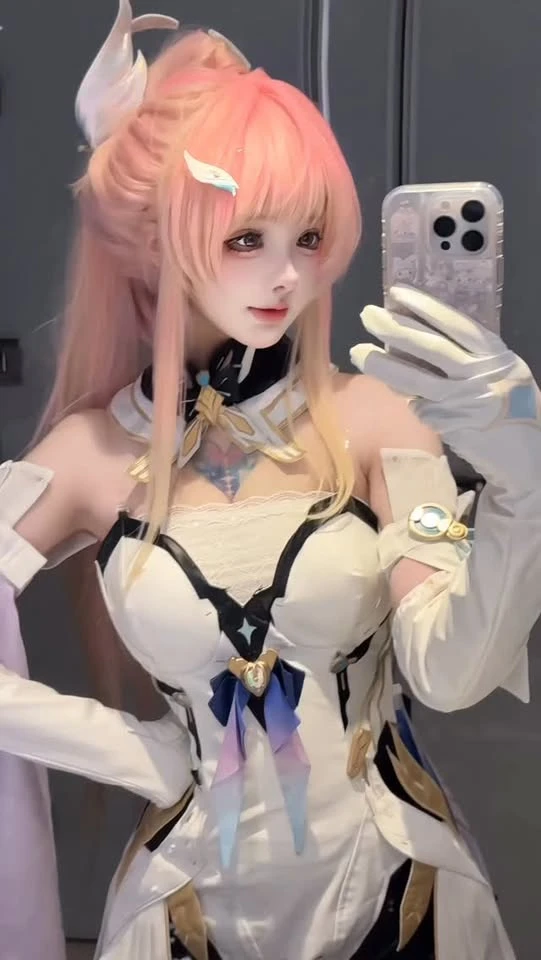 Ngắm mỏi mắt với trend "quạt trần" của các coser, , một lần biến hình là lại khiến người xem mê mệt