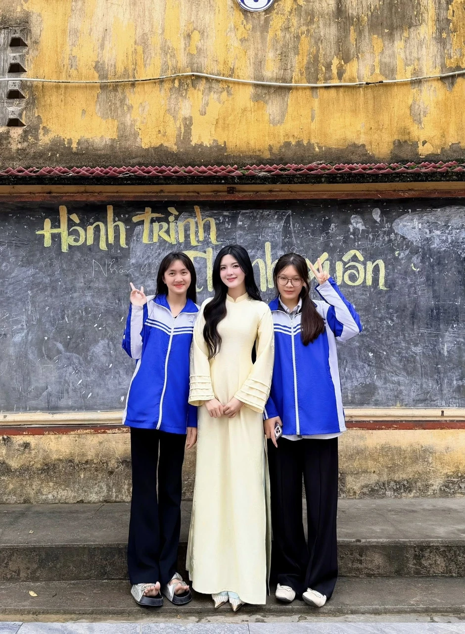 Ngẫu hứng biểu diễn ảo thuật, cô giáo xinh đẹp khiến CDM hết lời khen ngợi Ngẫu hứng biểu diễn ảo thuật, cô giáo xinh đẹp khiến CDM hết lời khen ngợi