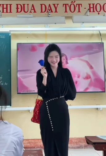 Ngẫu hứng biểu diễn ảo thuật, cô giáo xinh đẹp khiến CDM hết lời khen ngợi Ngẫu hứng biểu diễn ảo thuật, cô giáo xinh đẹp khiến CDM hết lời khen ngợi