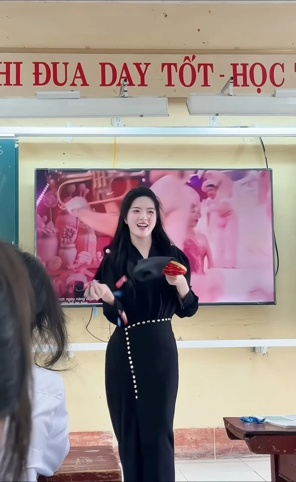Ngẫu hứng biểu diễn ảo thuật, cô giáo xinh đẹp khiến CDM hết lời khen ngợi Ngẫu hứng biểu diễn ảo thuật, cô giáo xinh đẹp khiến CDM hết lời khen ngợi