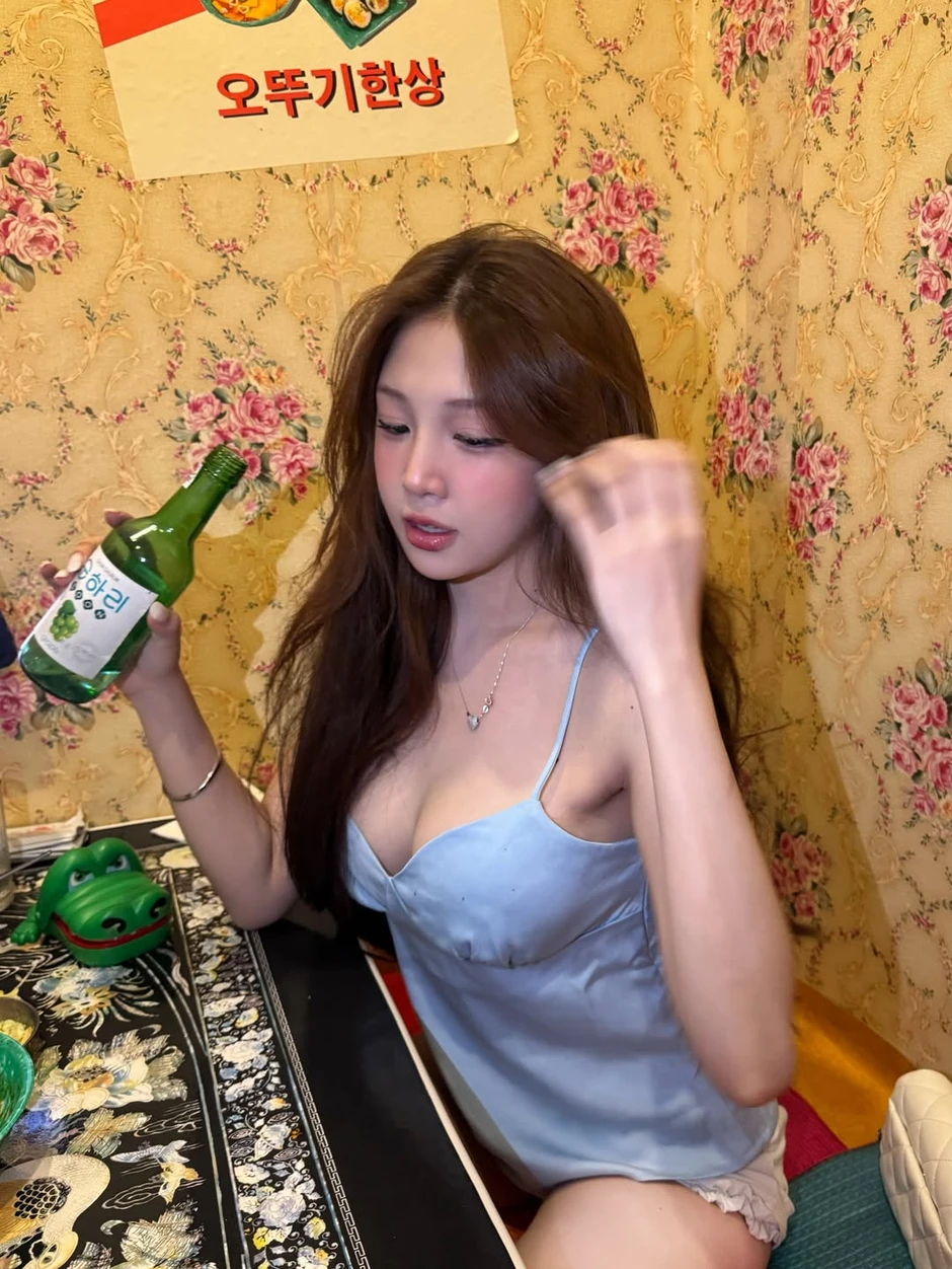 Ngẫu hứng chụp ảnh khi say, hot girl vẫn "hút hồn" người xem với nhan sắc quá ấn tượng