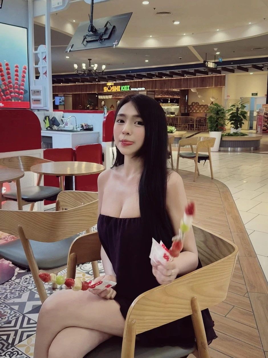 Ngẫu hứng "bắt cam" trên bàn nhậu, cô nàng hot girl cho ra đời ngay một bộ ảnh siêu phẩm
