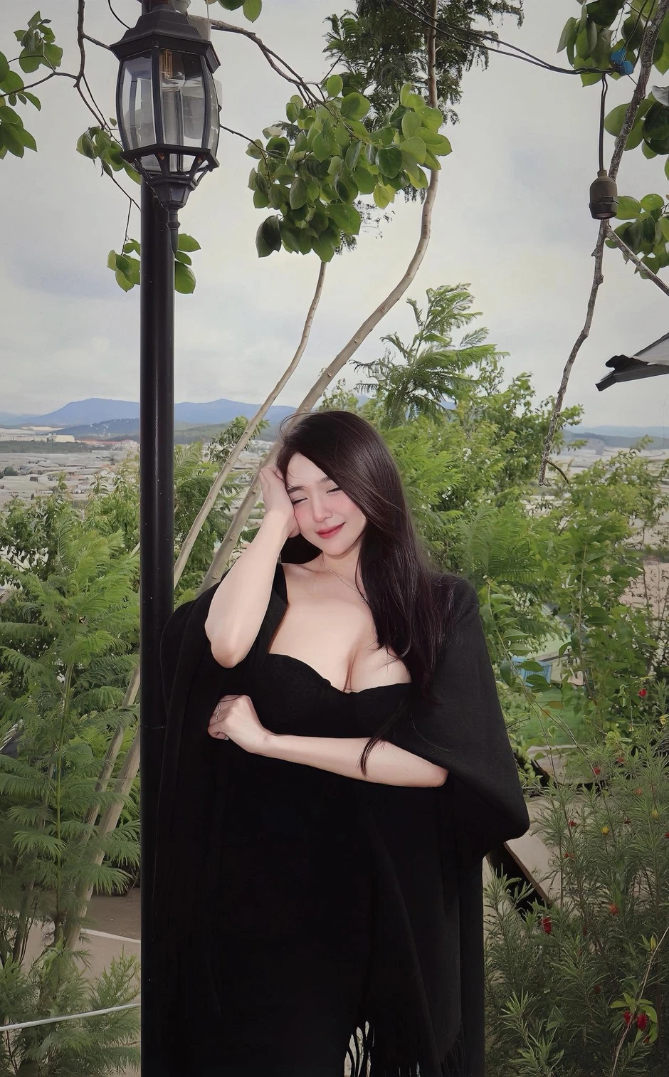 Ngẫu hứng "bắt cam" trên bàn nhậu, cô nàng hot girl cho ra đời ngay một bộ ảnh siêu phẩm