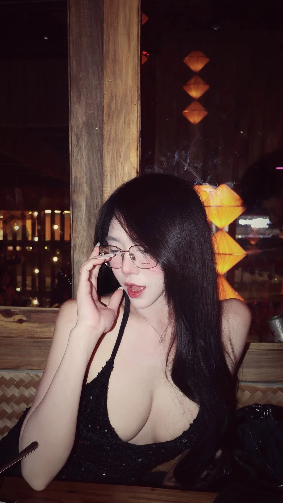 Ngẫu hứng "bắt cam" trên bàn nhậu, cô nàng hot girl cho ra đời ngay một bộ ảnh siêu phẩm