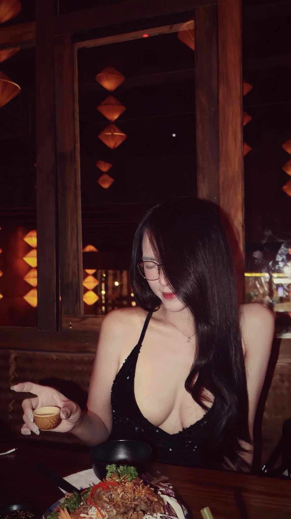 Ngẫu hứng "bắt cam" trên bàn nhậu, cô nàng hot girl cho ra đời ngay một bộ ảnh siêu phẩm