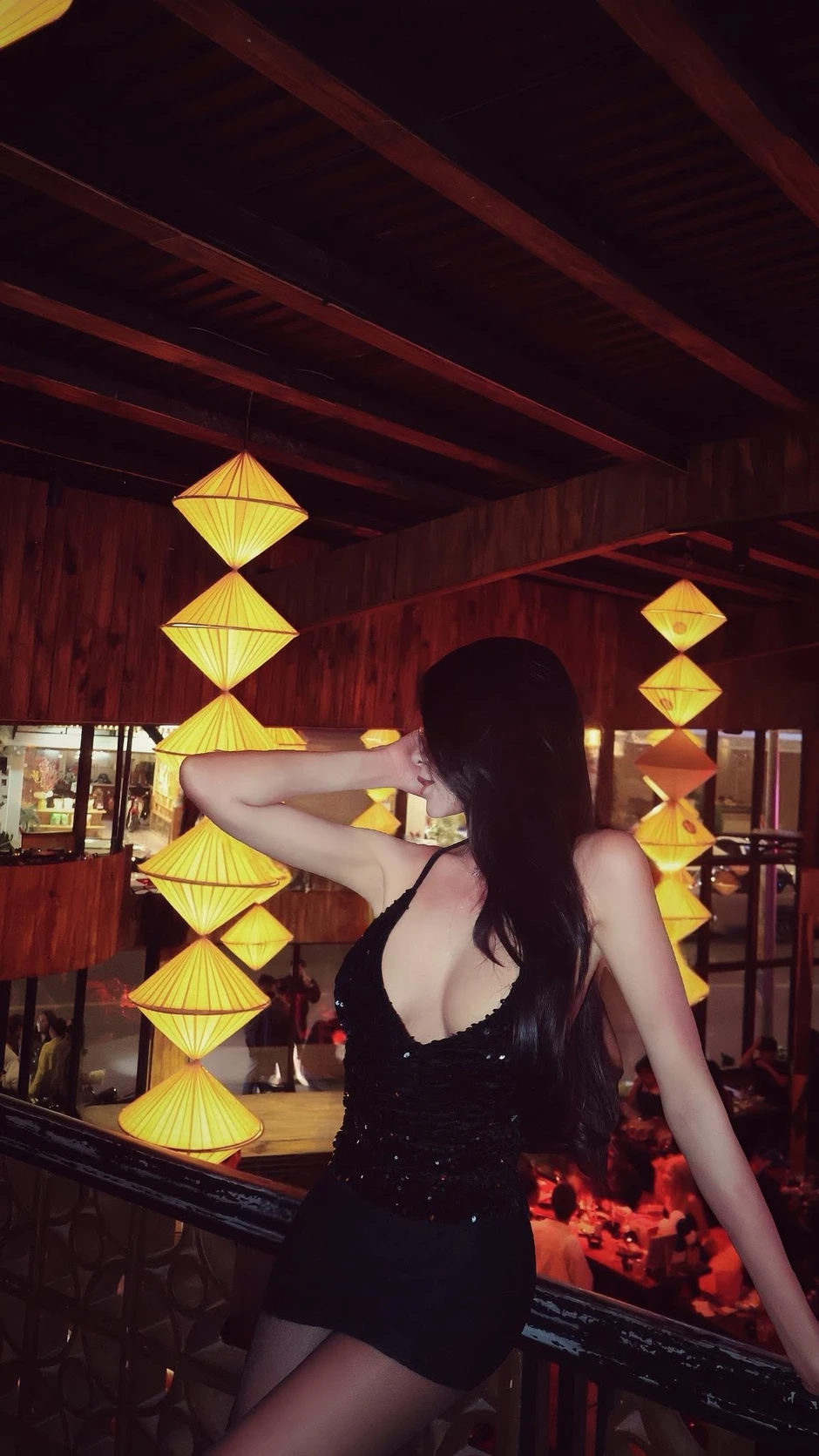 Ngẫu hứng "bắt cam" trên bàn nhậu, cô nàng hot girl cho ra đời ngay một bộ ảnh siêu phẩm