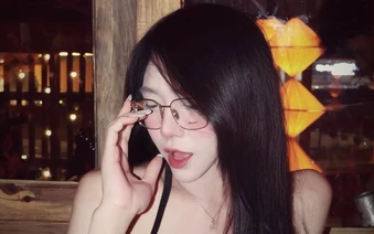 Ngẫu hứng "bắt cam" trên bàn nhậu, cô nàng hot girl cho ra đời ngay một bộ ảnh siêu phẩm